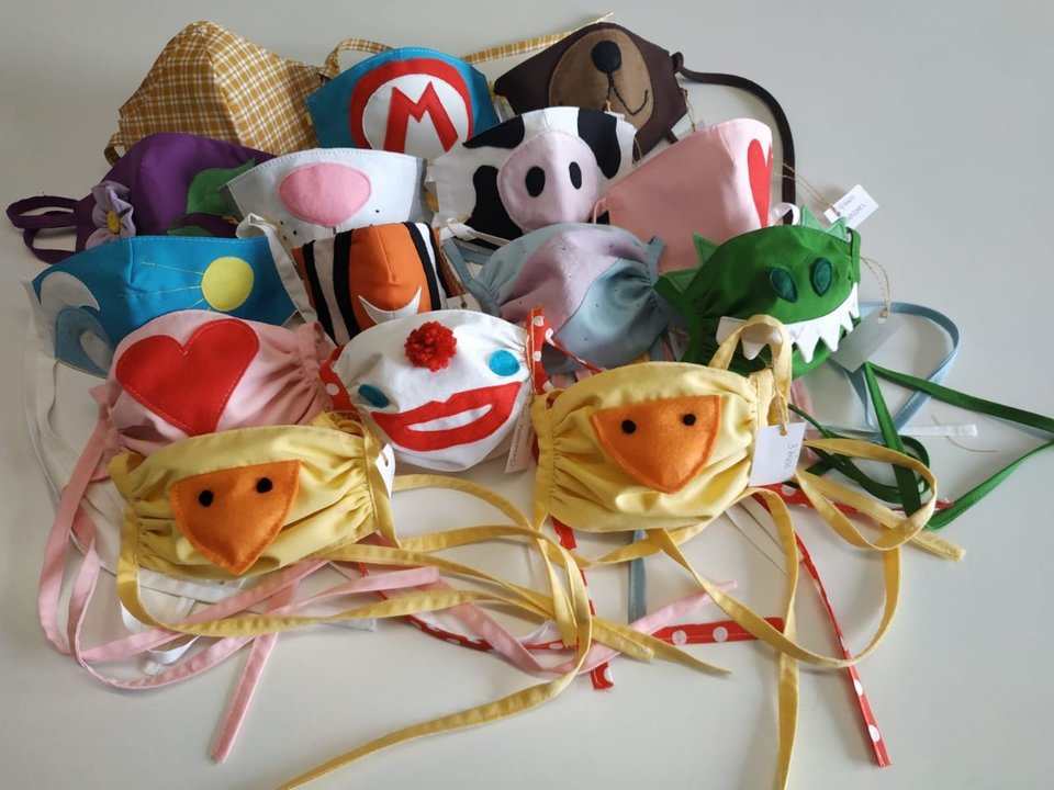 Deseños das máscaras para nenas e nenos que cosen as voluntarias dos Grupos de Apoio Mutuo da Coruña (Imaxe: GAM Coruña).