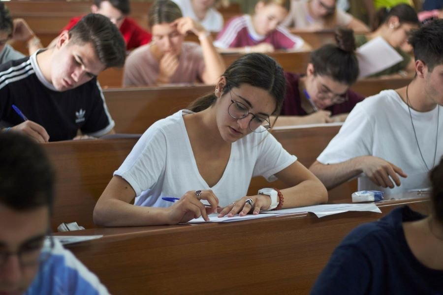 Alumnado de 2º de Bacharelato realizando as probas de acceso á universidade (Imaxe: Universidade de Granada-Europa Press)