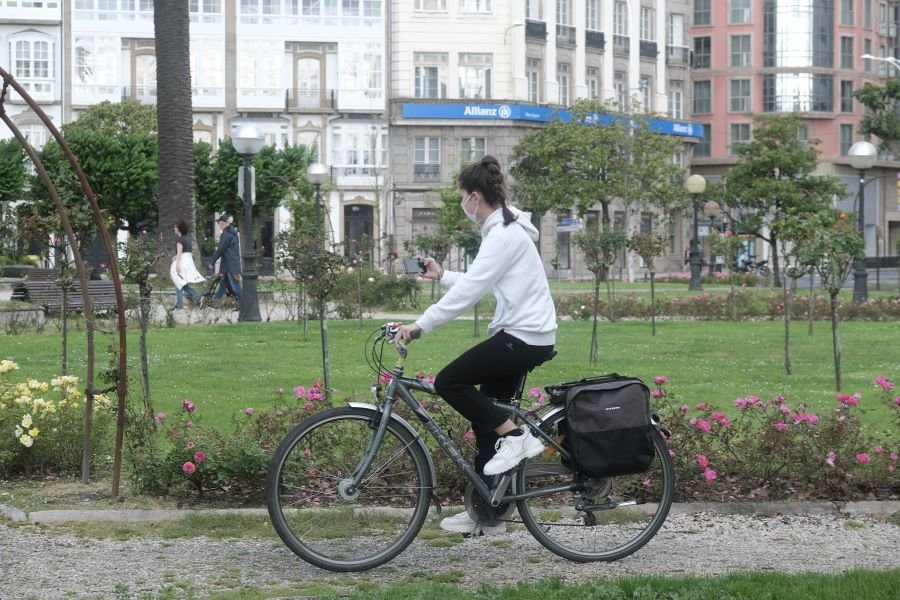 Unha rapaza en bicicleta polos xardíns da Coruña un 2 de maio, primeiro día no que se permitiron paseos.  (Imaxe: Arxina)