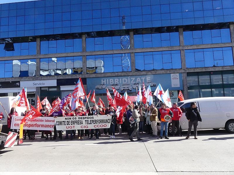 Protesta do persoal de Teleperformance A Coruña diante da súa sede antes do estado de alarma (Nós Diario)
