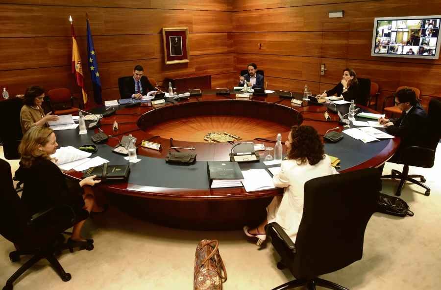 Nadia Calviño, Carmen Calvo e Pedro Sánchez no Consello de Ministras (Imaxe Europa Press)