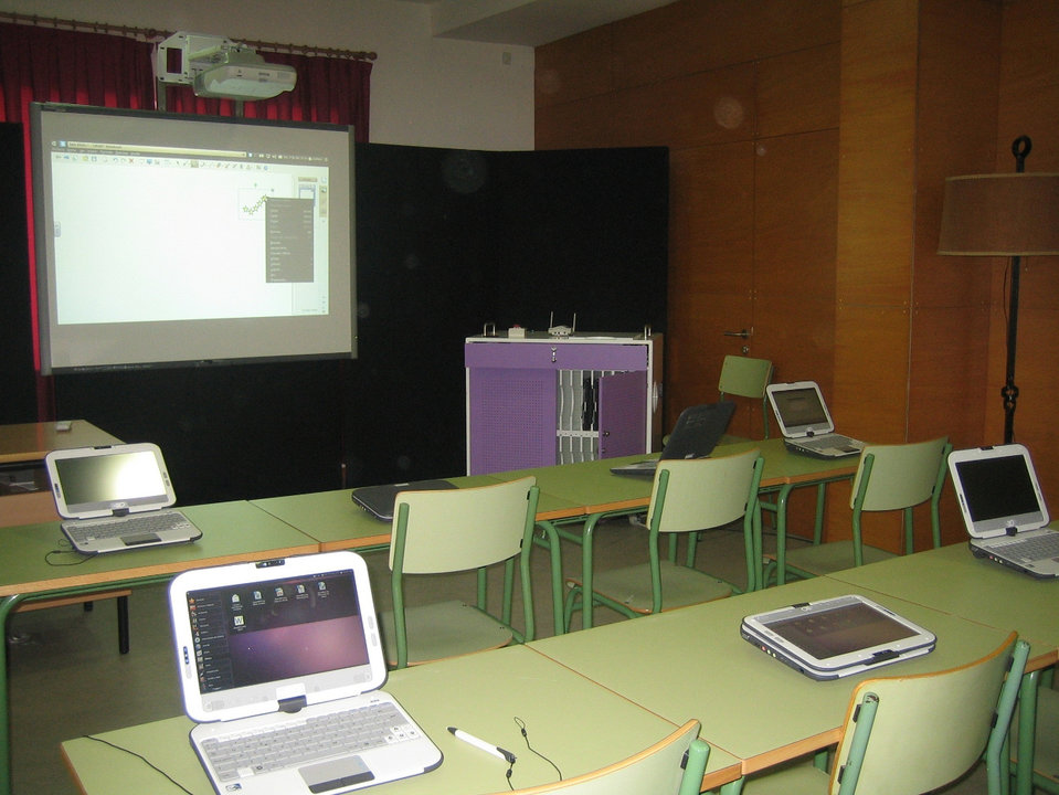 Dispositivos electrónicos nun colexio público (Europa Press)