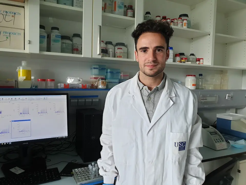 O investigador Marcos Fern&aacute;ndez Fondevila no laboratorio do CiMUS (cedida).
