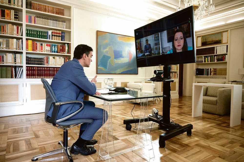 O presidente do Goberno, Pedro Sánchez, en videoconferencia coa líder de Ciudadanos, Inés Arrimadas, o pasado mes de abril (Imaxe: Moncloa)