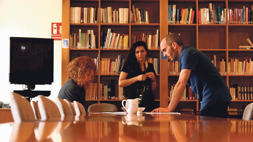 María Vázquez e Títo Asorey no proxecto para festexar as Letras Galegas do Consello da Cultura Galega. Atrás, a fotógrafa que traballa con elas.