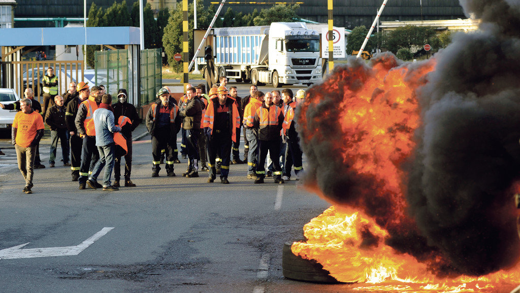 Traballadores da antiga Alcoa queiman neumáticos ás portas da factoría da Coruña (Arquivo)