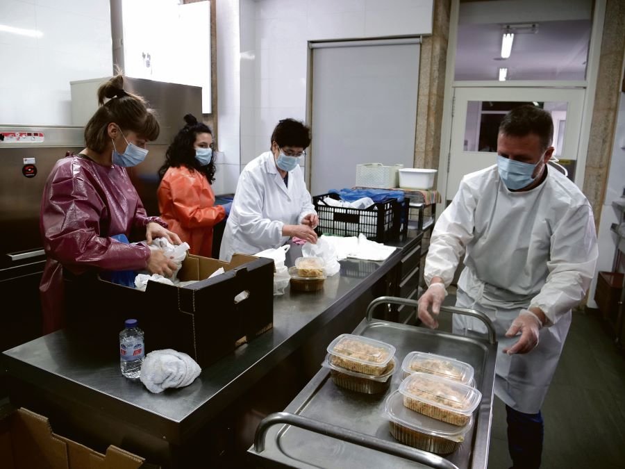 O equipo da Cociña Económica de Compostela traballando durante a emerxencia sanitaria (Imaxe: Arxina).