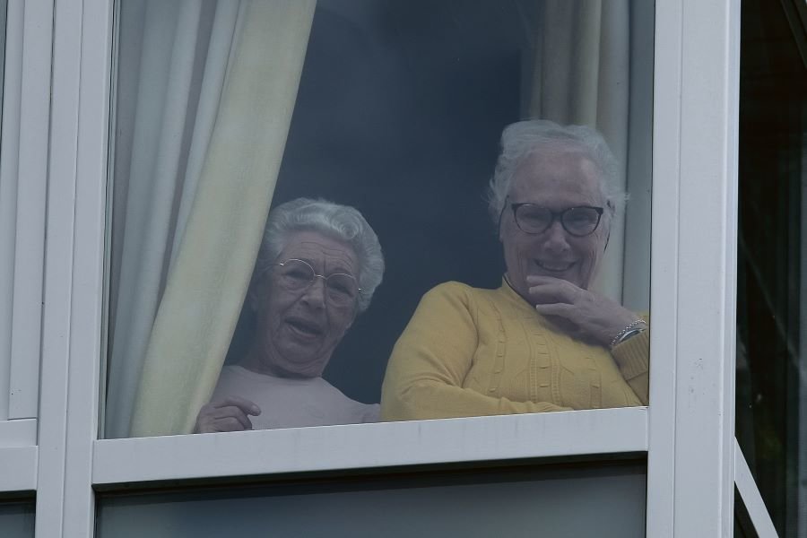Usuarias dunha residencia de maiores ollan a traves da fiestra (Imaxe: Arxina)