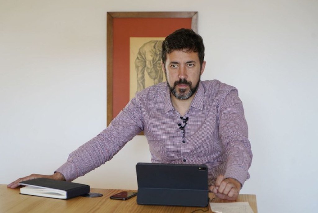 Antón Gómez-Reino na súa rolda após a xuntanza virtual (Galicia en Común).