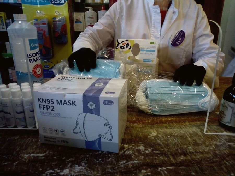 Unha farmacéutica amosa distintos tipos de máscaras (Imaxe: Raquel C. Pérez)
