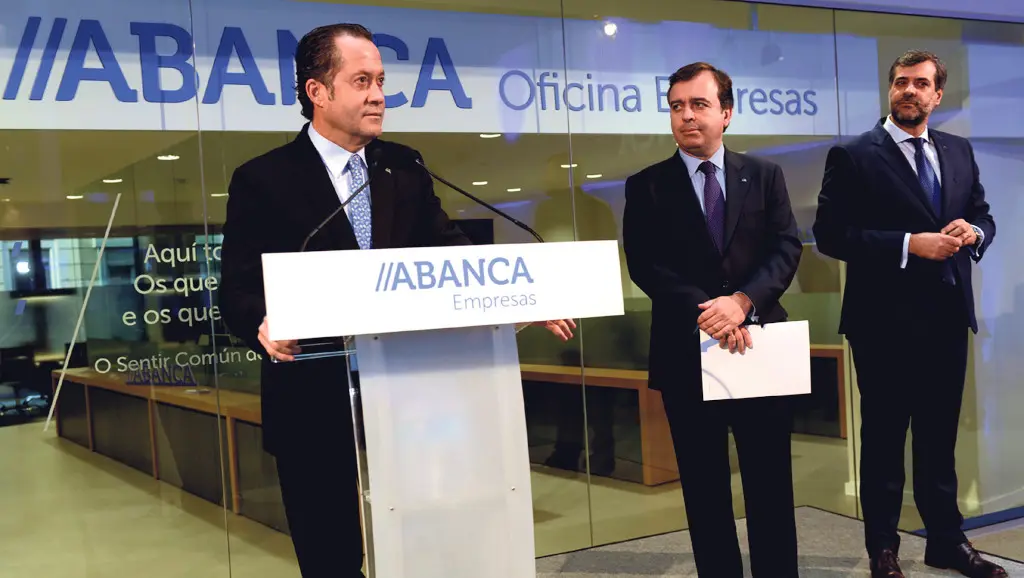 O presidente Escotet fala ante a atenta mirada do conselleiro delegado de Abanca, Francisco Botas (Abanca).