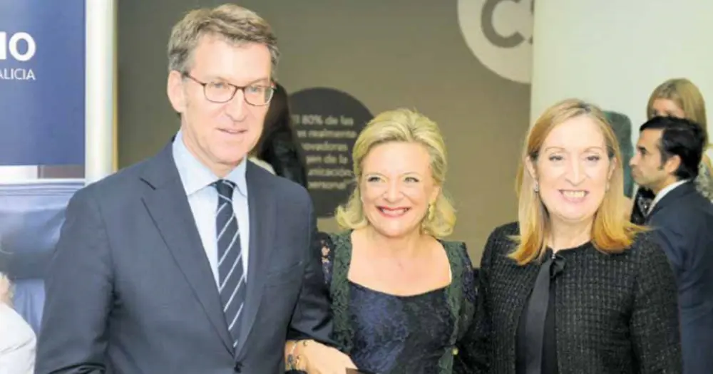 Alberto N&uacute;&ntilde;ez Feixoo, Josefina Fern&aacute;ndez e Ana Pastor, no acto de entrega dun galard&oacute;n &aacute; respons&aacute;bel de DomusVi en 2016 (circulo.gal)