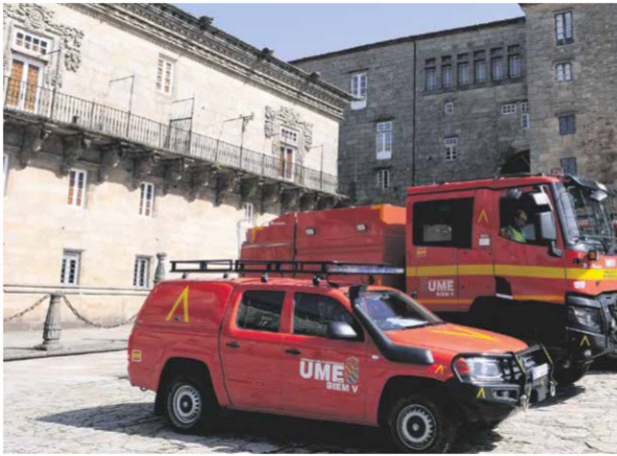 Efectivos da Unidade Militar de Emerxencias (UME), na praza do Obradoiro, o pasado mes de marzo (Arxina)