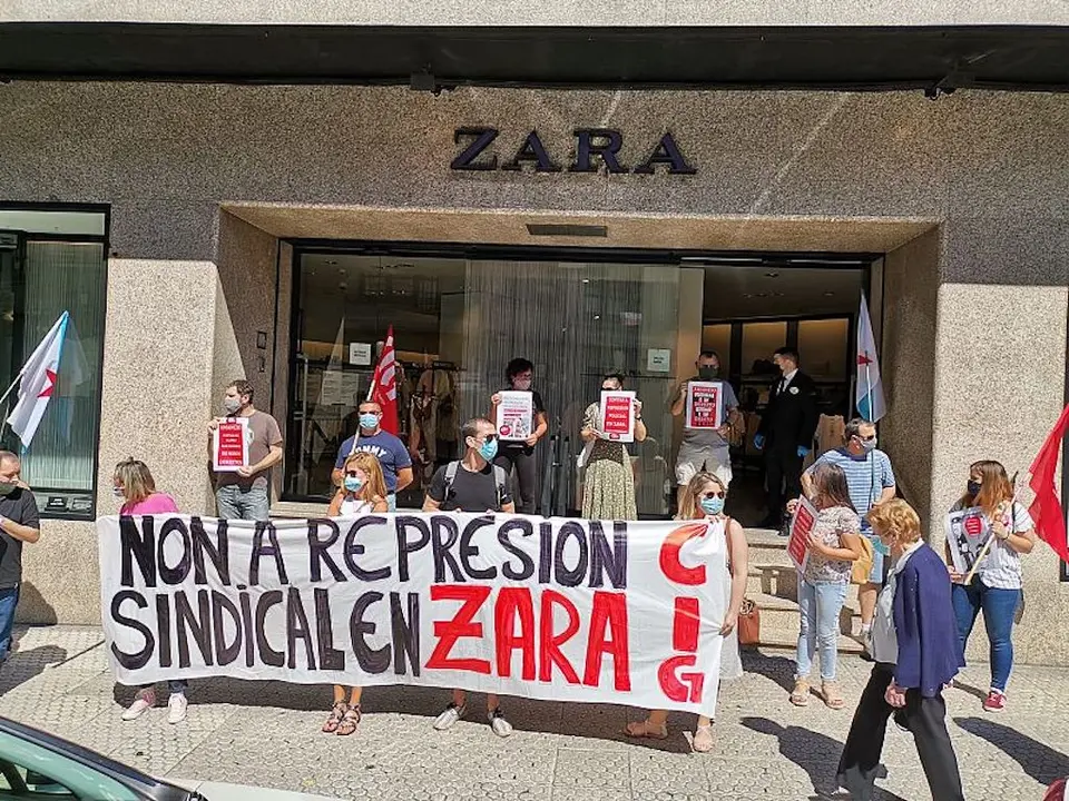 Concentraci&oacute;n diante dun Zara de Compostela esta quinta feira (CIG).