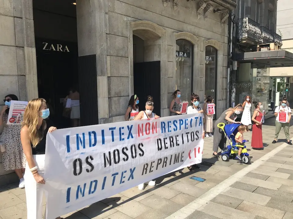 Concentraci&oacute;n diante dun Zara no centro de Vigo esta sexta feira (CIG).