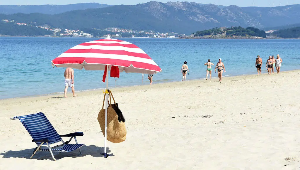 Ba&ntilde;istas na praia (Santi Alvite/USC).