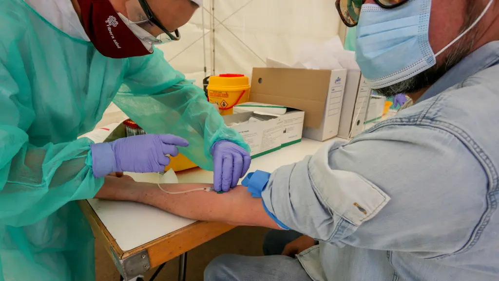 Un sanitario realiza unha proba para detectar pos&iacute;beis positivos da COVID-19.