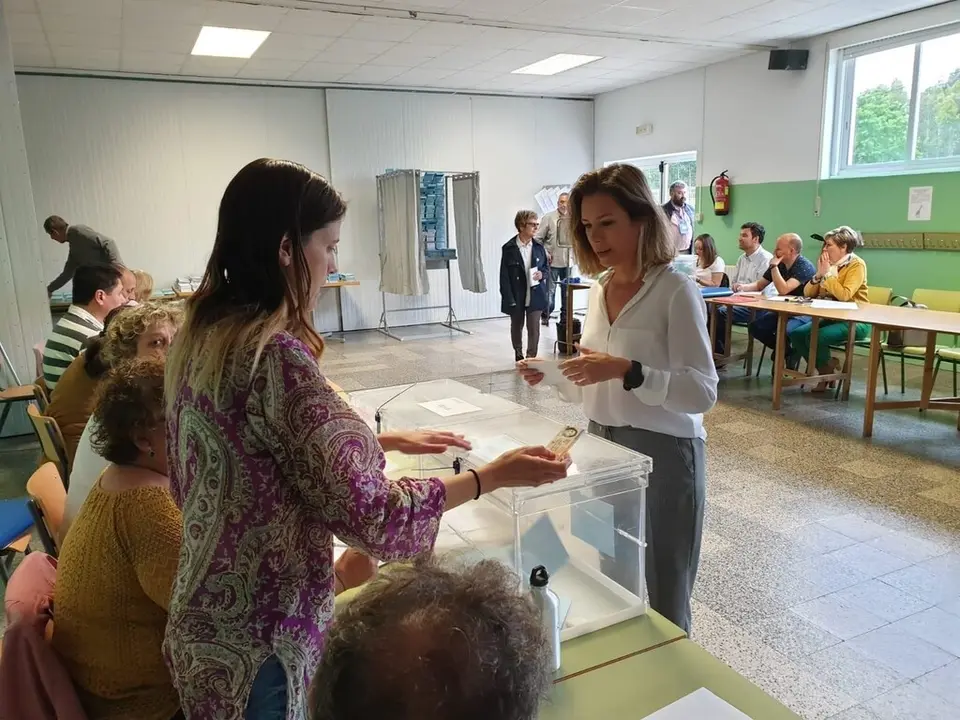 EuropaPress_2163462_candidata_cs_alcaldia_coruna_monica_martinez_votando (1)