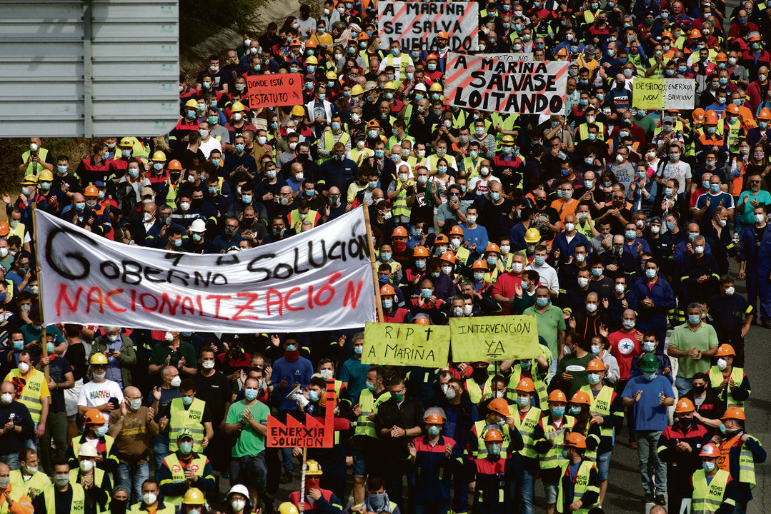 Participantes protexidos con máscaras durante a manifestación do comité de empresa de Alcoa entre a factoría e a localidade de San Cibrao (Carlos Castro/ Europa Press)