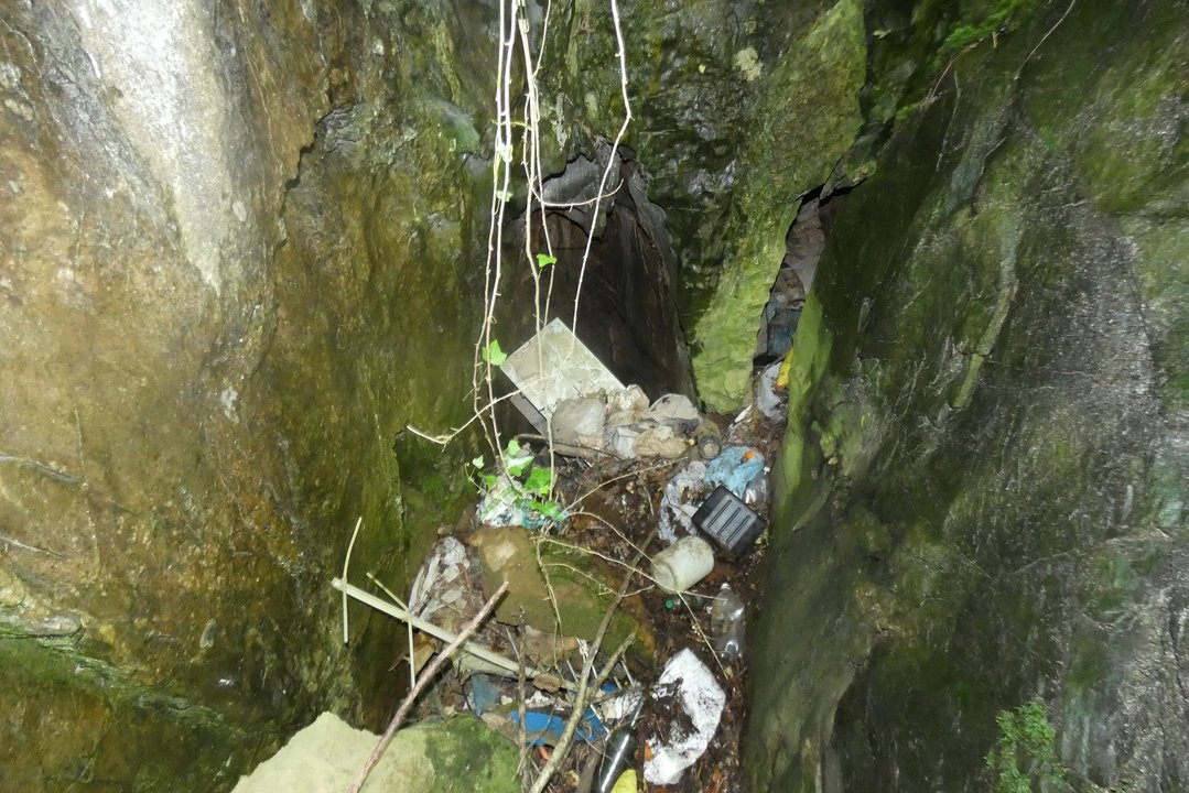A cova do Furco chea de lixo (Colectivo Patrimonio dos Ancares).