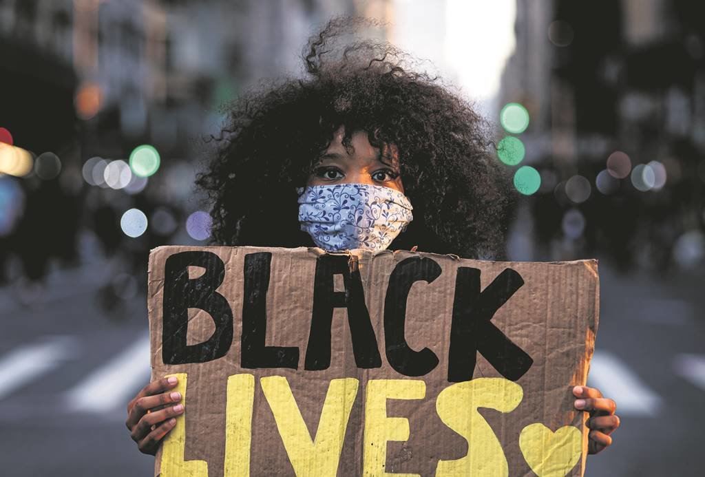 dpatop - 01 June 2020, US, New York: A woman poses with a Black Lives Matter sign during a protest following the violent death of the African-American George Floyd by a white policeman in Minneapolis. Photo: Joel Marklund/Bildbyran via ZUMA Press/dpa
ONLY FOR USE IN SPAIN

dpatop - 01 June 2020, US, New York: A woman poses with a Black Lives Matter sign during a protest following the violent death of the African-American George Floyd by a white policeman in Minneapolis. Photo: Joel Marklund/Bildbyran via ZUMA Press/dpa

1/6/2020 ONLY FOR USE IN SPAIN