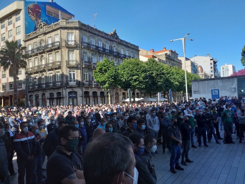 Concentración de traballadores do naval diante da Xunta en Vigo (Paula Justo/EP).