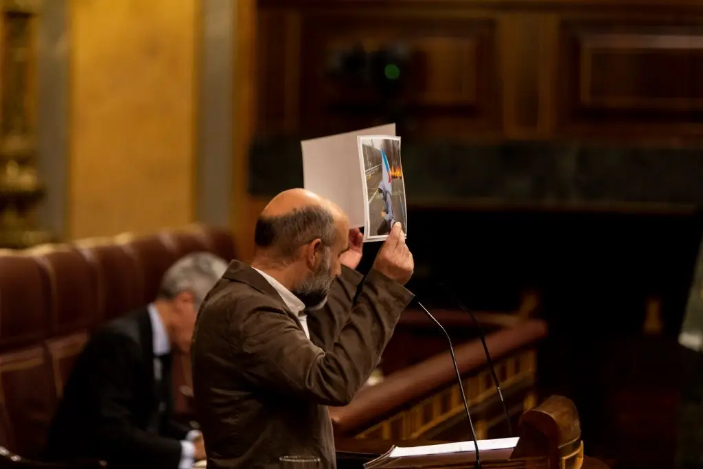 N&eacute;stor Rego mostra imaxes das protestas de traballadores de Alcoa no Congreso (Alberto di Lolli/EP).