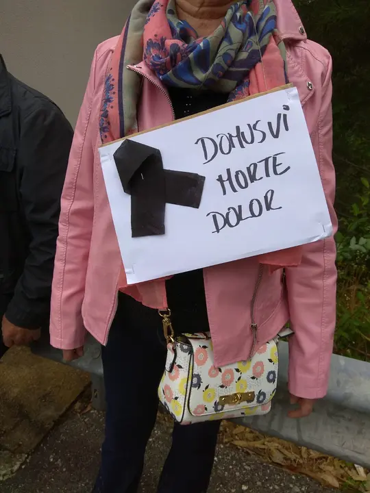 As familiares de usuarias de DomusVi Ald&aacute;n (Cangas) concentr&aacute;ronse no d&iacute;a de hoxe contra a precariedade da residencia [Imaxe: N&oacute;s Diario].