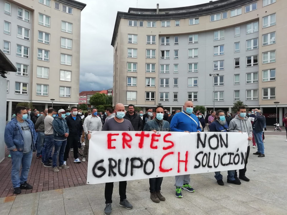 Persoal de Cándido Hermida  convocado pola CIG, UXT e CCOO reuníronse nunha concentración e asemblea na praza da Galiza, en Narón, para exixir condicións dignas.