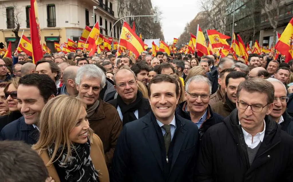 N&uacute;&ntilde;ez Feixoo con Pablo Casado manifest&aacute;ndose con Vox na Praza de Col&oacute;n, en febreiro de 2019 (Imaxe: N&oacute;s Diario)