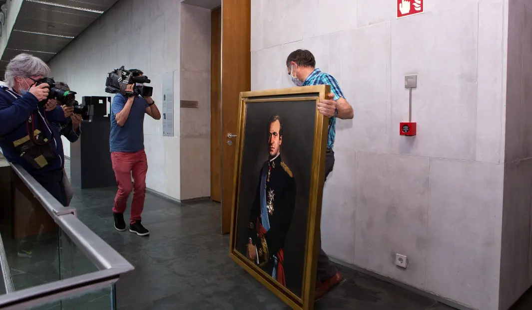 Retirada do Parlamento de Nafarroa do cadro de Juan Carlos I (Parlamento de Nafarroa).