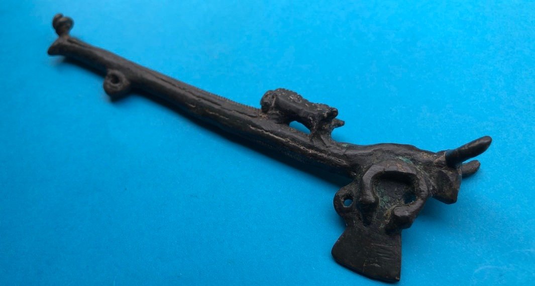 <p>Descobren no Castro de Viladonga unha machada votiva de bronce do século III a.c.</p>
