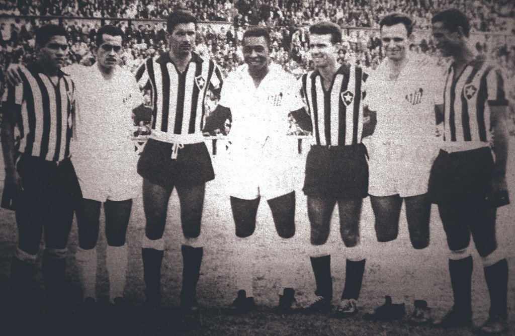 Edson Arantes do Nascimento, &#39;Pelé&#39; (centro), sobre o céspede de Riazor con Garrincha, Jair, Milton Santos, Zagallo, Pepe e Didí sobre o céspede de Riazor.