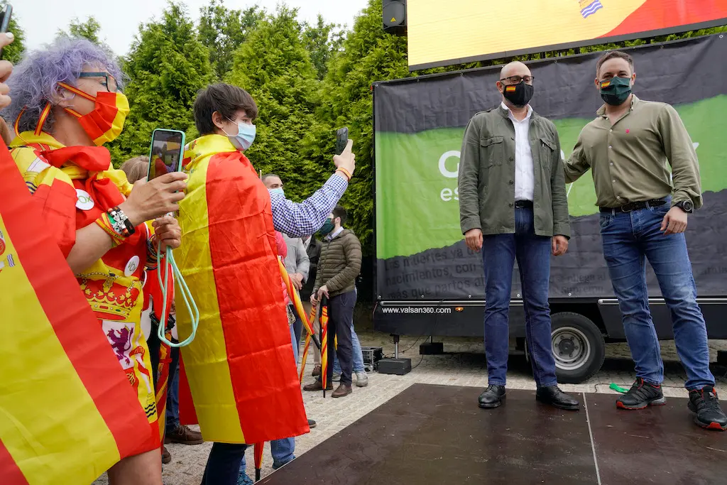 O presidente de Vox, Santiago Abascal e o candidato pola Coru&ntilde;a, Ricardo Morado, este domingo no Monte do Gozo (&Aacute;lvaro Ballesteros/EP).