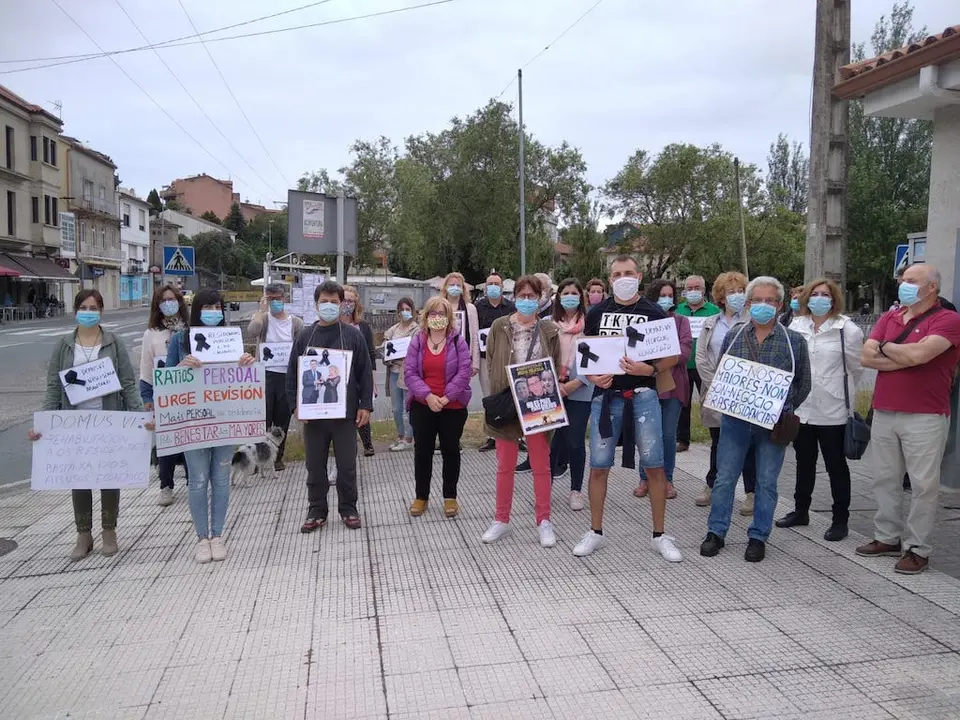 Concentraci&oacute;n diante da residencia DomusVi de Ald&aacute;n, en Cangas (Vellez Digna).