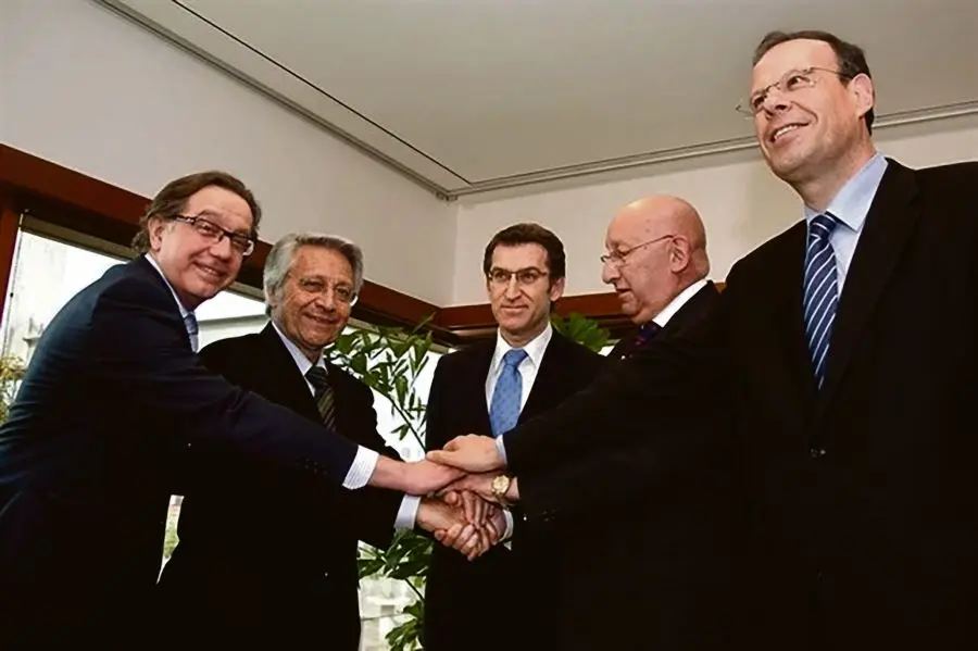 N&uacute;&ntilde;ez Feixoo celebra en 2010 a fusi&oacute;n das caixas galegas coas s&uacute;a directivas (Imaxe: Europa Press).