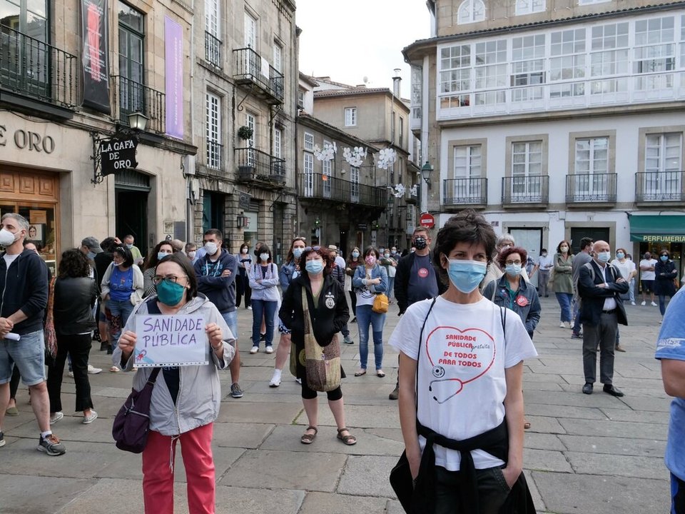 Integrantes de SOS Sanidade onte na praza do Toural de Compostela once denunciaron once anos de recortes do PPdeG. (Foto: Arxina)
