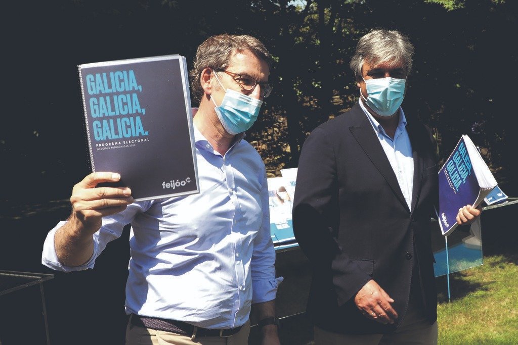O Goberno de Feixoo destina ao ano 229 millóns de euros a concertos coa sanidade privada. Na imaxe, Feixoo (á esquerda), con Pedro Puy, nun acto electoral a pasada fin de semana onde presentou un lema que agocha as siglas do Partido Popular.