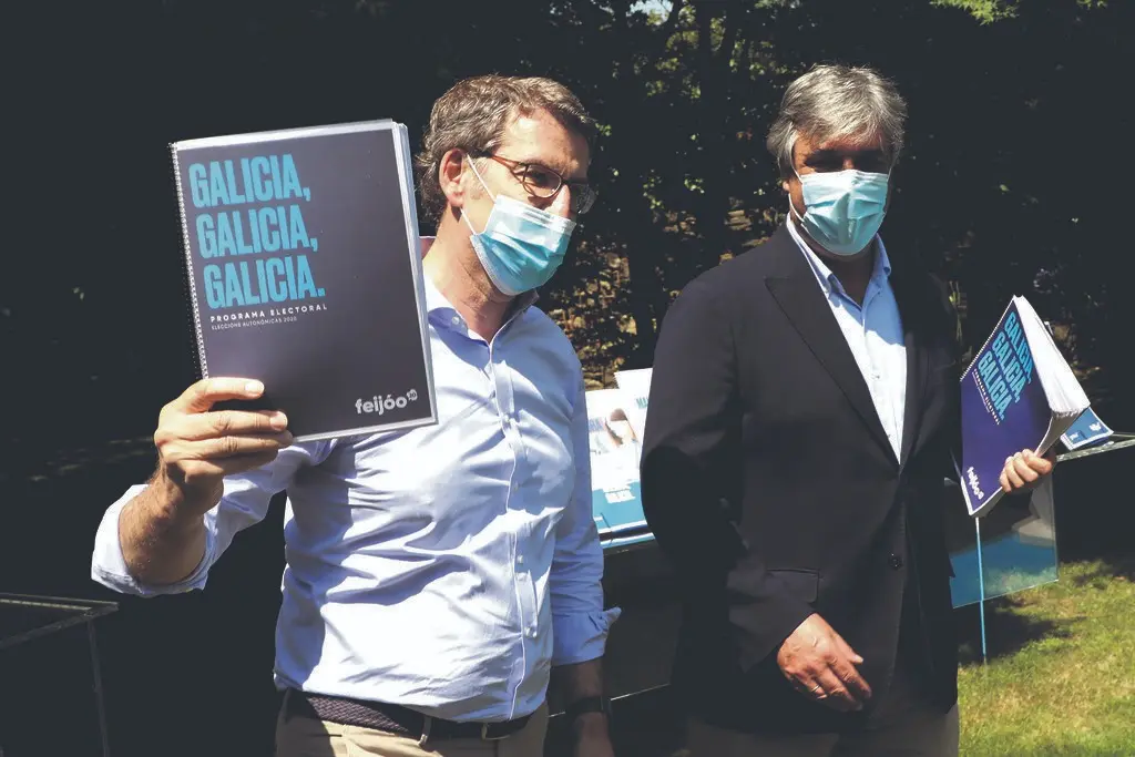 O Goberno de Feixoo destina ao ano 229 mill&oacute;ns de euros a concertos coa sanidade privada. Na imaxe, Feixoo (&aacute; esquerda), con Pedro Puy, nun acto electoral a pasada fin de semana onde presentou un lema que agocha as siglas do Partido Popular.