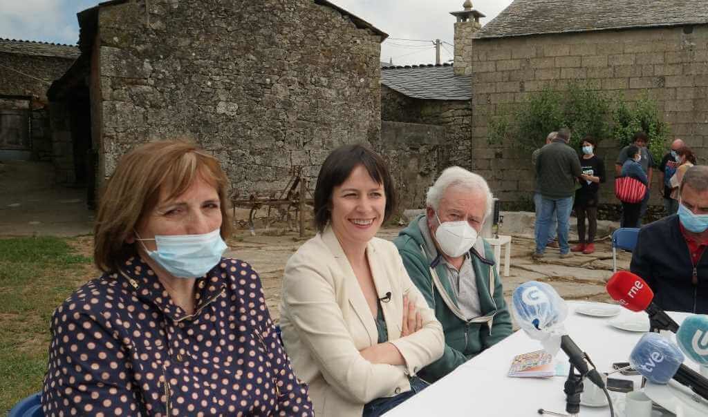 Ana Pontón, xunto a súa nai, Aurita, e o seu pai, Luís, onte na súa casa natal, en Chorente (Sarria).