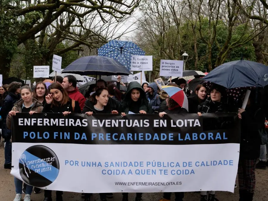 As Enfermeiras Eventuais en Loita nunha manifestaci&oacute;n en Compostela en febreiro de 2020 (Imaxe: Arxina).