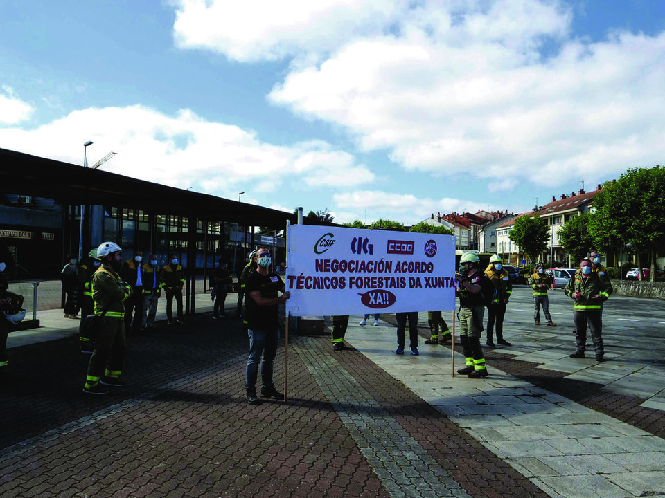 A concentración tivo lugar xunto á sede da Xunta da Galiza, en San Caetano (Compostela). (Foto: Arxina)