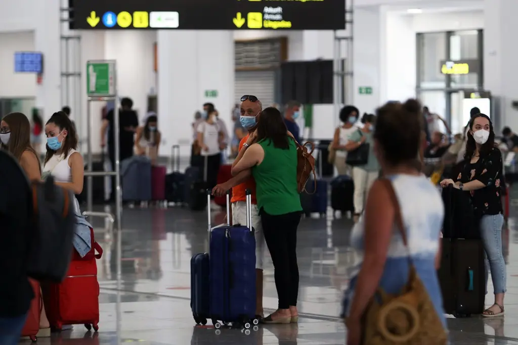 aeroporto m&aacute;scaras viaxeiros