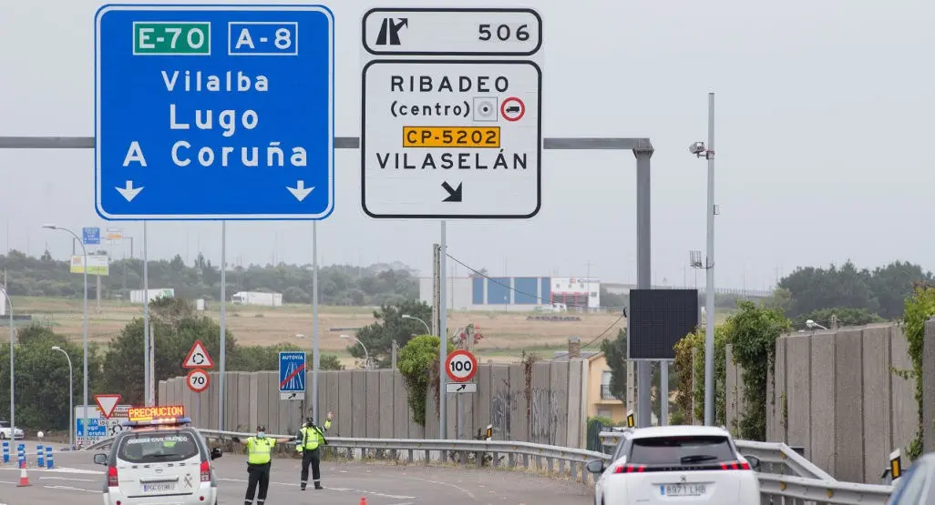 Control da Garda Civil na Mari&ntilde;a, fechada por coronavirus. Foro de Carlos Castro (Europa Press)
