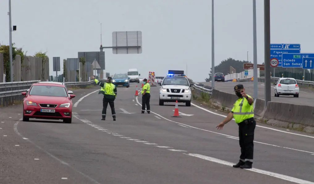 EuropaPress_3223480_punto_control_guardia_civil_trafico_entrada_comunidad_gallega_traves