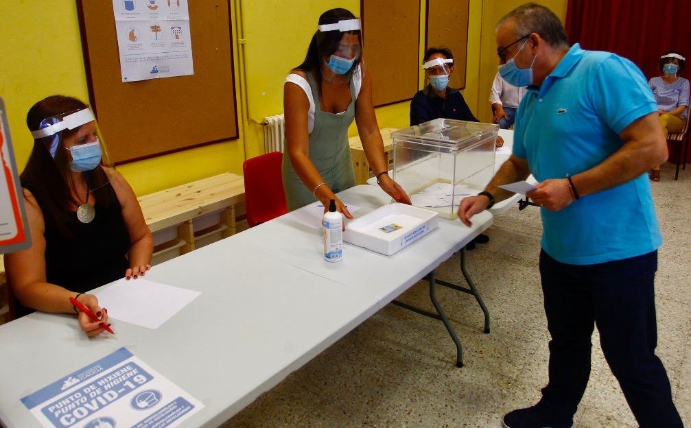 Votación mesa electoral eleccións (Xunta)