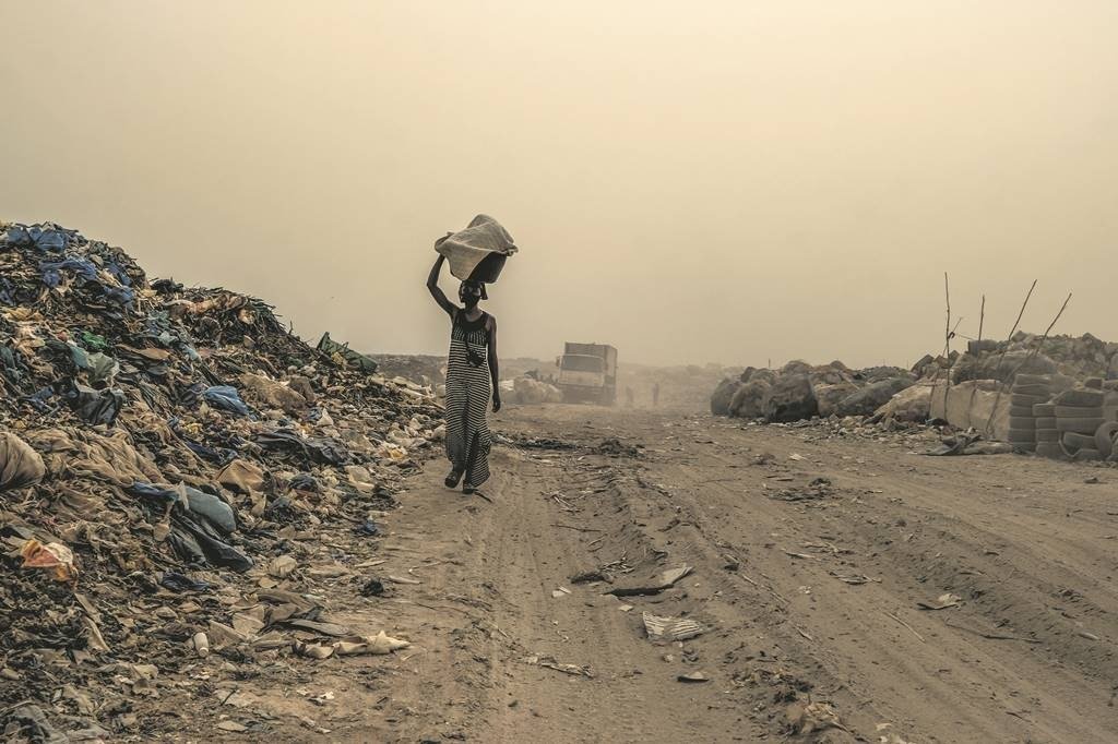 17 June 2020, Senegal, Dakar: A woman walks through the Mbeubeuss landfill in Dakar. Sales of plastic and recovered waste are dropping since the outbreak of the Coronavirus (Covid-19) pandemic. Photo: Sadak Souici/Le Pictorium Agency via ZUMA/dpa
ONLY FOR USE IN SPAIN

17 June 2020, Senegal, Dakar: A woman walks through the Mbeubeuss landfill in Dakar. Sales of plastic and recovered waste are dropping since the outbreak of the Coronavirus (Covid-19) pandemic. Photo: Sadak Souici/Le Pictorium Agency via ZUMA/dpa

17/6/2020 ONLY FOR USE IN SPAIN