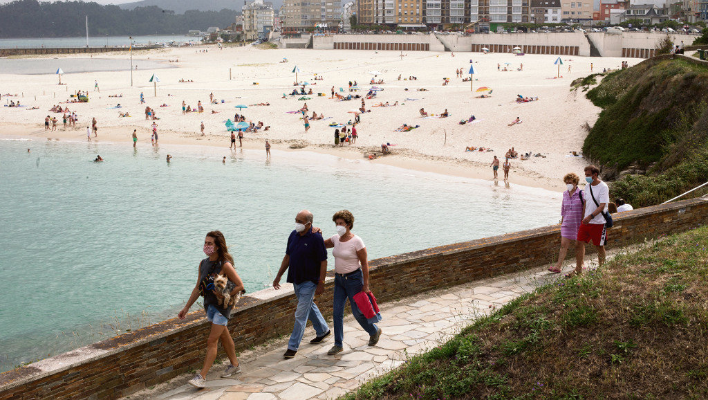 Persoas paseando xunto a praia de Rapadoira en Foz (Carlos Castro / Europa Press).