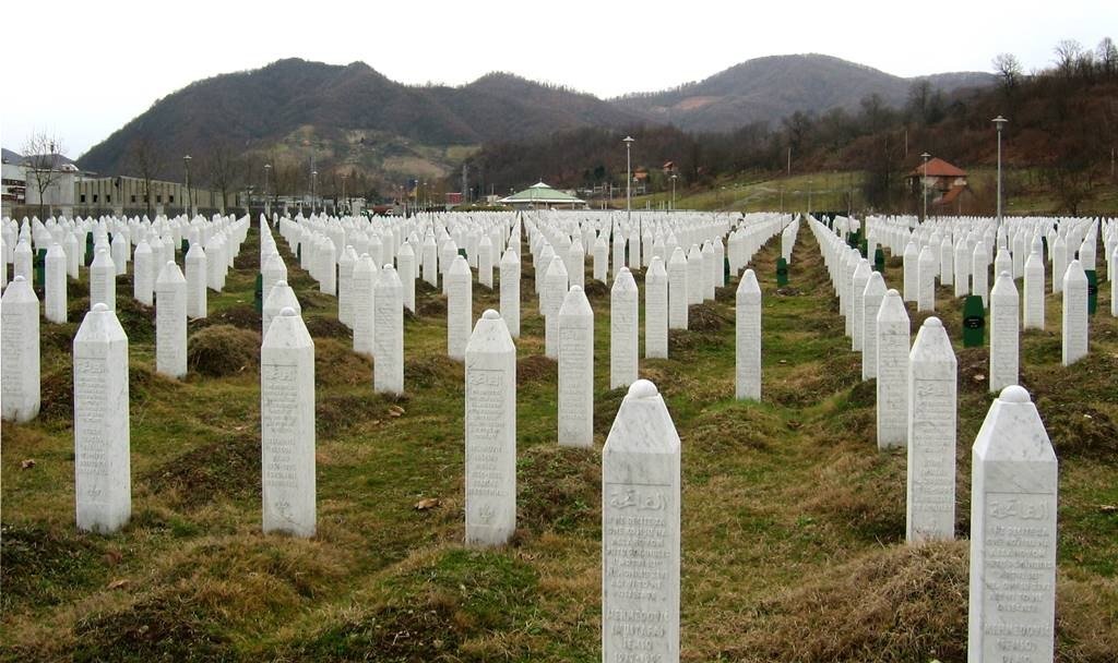 Srebrenica_massacre_memorial_gravestones_2009_1_wikipedia