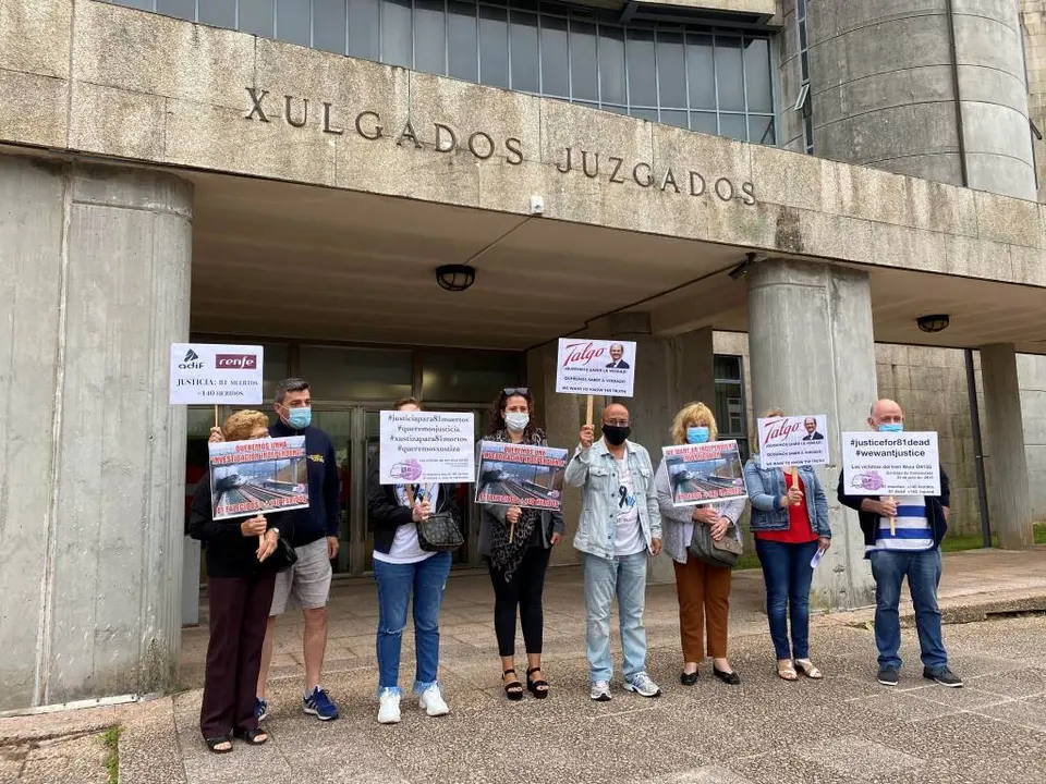 V&iacute;timas do accidente do Alvia en Angrois ante as portas do xulgado de Compostela en xullo de 2020 (Imaxe: Europa Press).